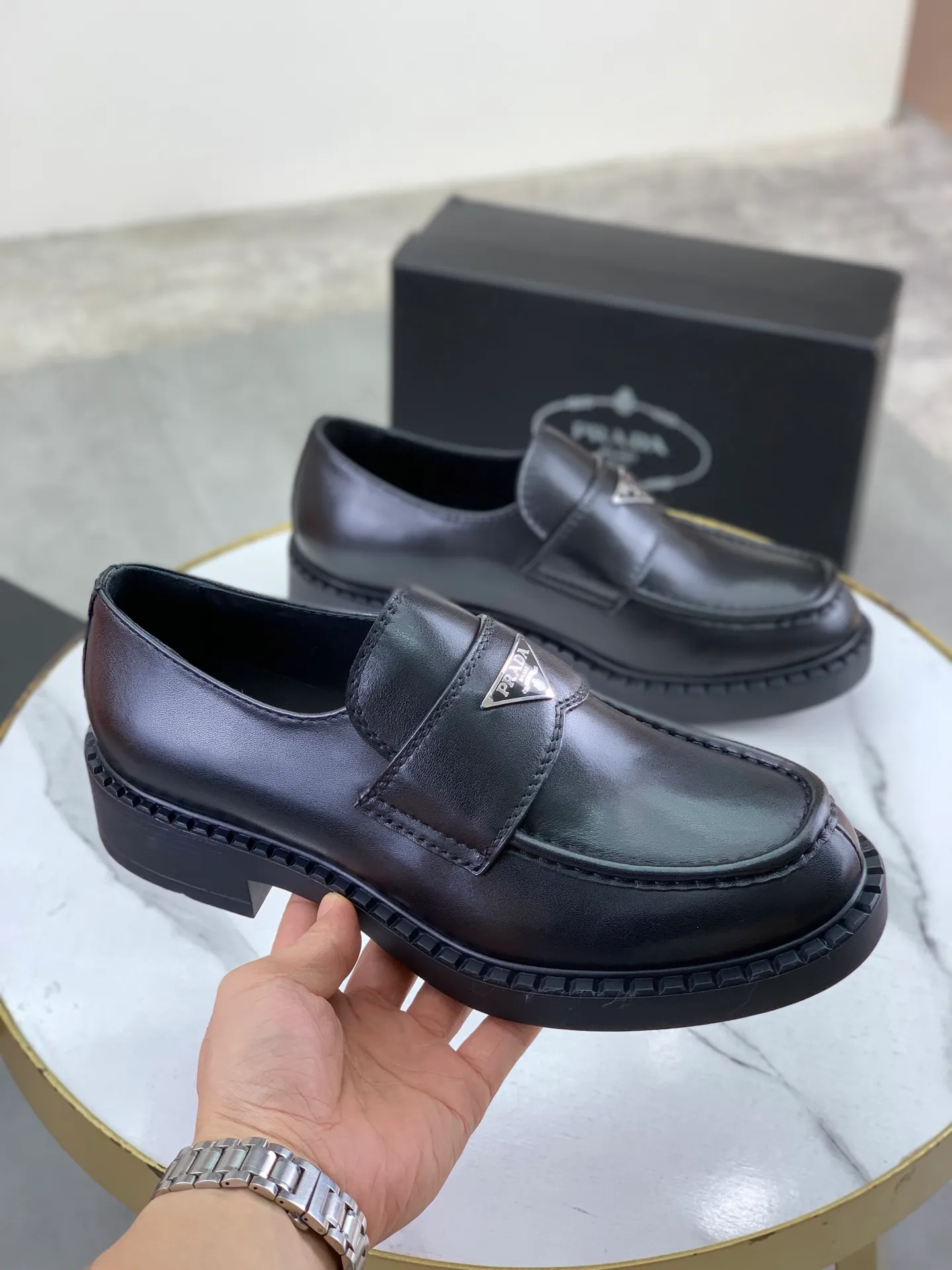 Factory price P800 💰Original quality, top version🔱 ＰＲＡＤＡPrada. Men's business casual leather shoes, top quality cow leather. 1:1 shipment ⬆️Luxurious and noble, all made of imported original first-layer fine suede cowhide, just to create a more comfortable wearing experience. Upper: original comfortable open-edge bead-rubbed calfskin ➕Top imported water-dyed full cow lining, original high-end lightweight and comfortable TPU combination bottom ✔️Code number: 39-44 (38 45 Can be customized)